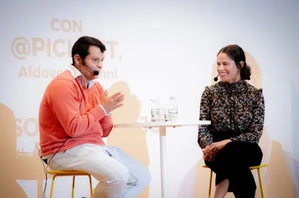 Carlos Martínez, Pichifit, conversa con Sonsoles Callejo durante el encuentro de universitarios